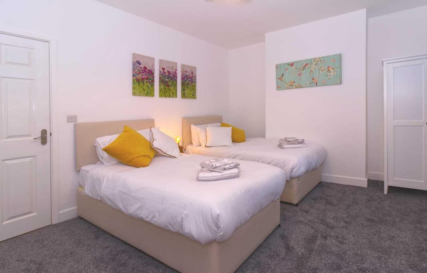 Rydal House 2 Bedroom House With Upstairs Bathroom Newton-le-Willows Bilik gambar