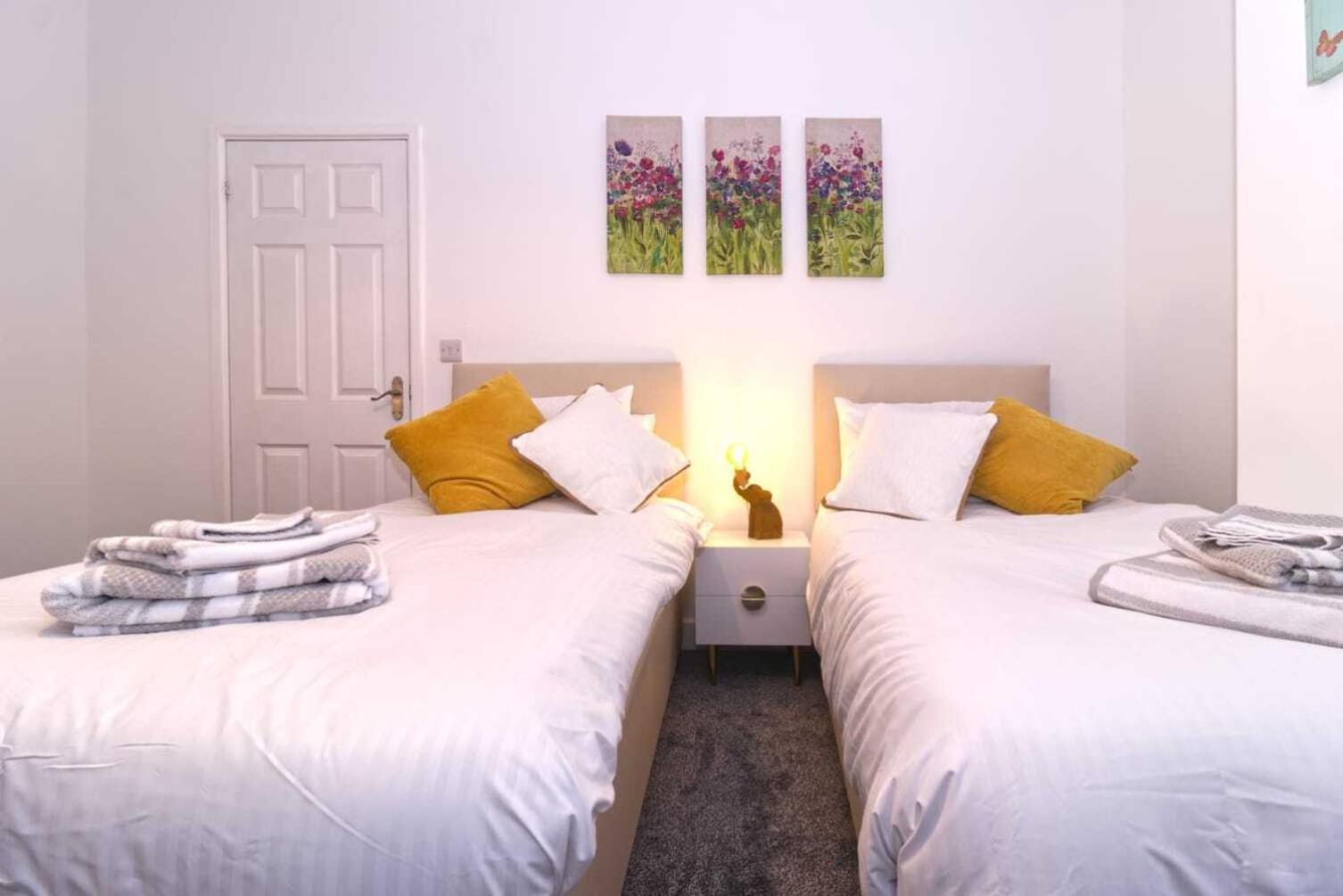 Rydal House 2 Bedroom House With Upstairs Bathroom Newton-le-Willows Bilik gambar